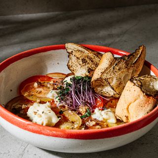 Carpaccio z kolorowych pomidorow z gorgonzolą i truflowym miódem