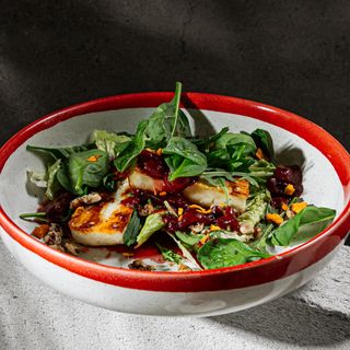 Grillowany halloumi z sosem żurawinowym