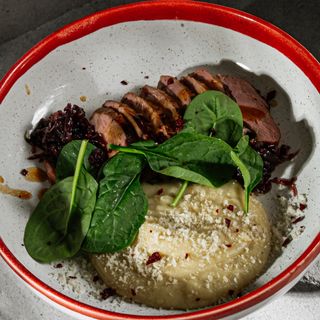 Pierś z kaczki z cebulową marmaladą i muszkatołowym purée