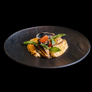 Makaron z małżami i krewetkami