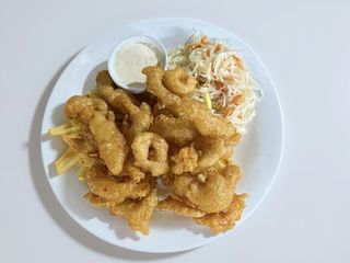 Kurczak w cieście sezamowym z frytkami