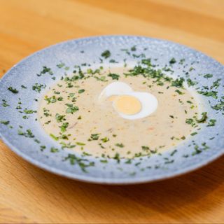 Żurek z jajkiem i wędzoną kiełbasą