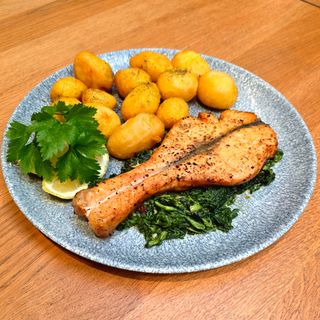 Łosoś z pieca ze szpinakiem