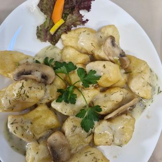 Kopytka z sosem gulaszowym