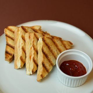 Tost szynka, ser, ketchup