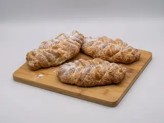 Croissant z bananem i czekoladą