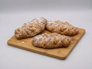 Croissant z bananem i czekoladą