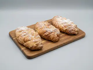 Croissant z wiśnią