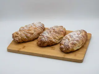 Croissant z wiśnią i czekoladą