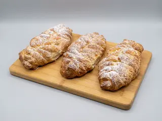 Croissant z maliną