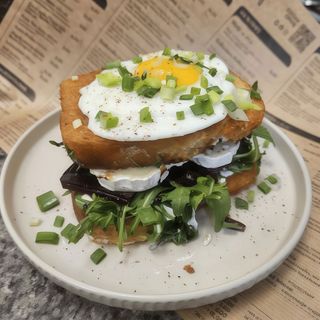 Croque madame z burakiem i serem kozim