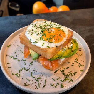 Croque madame z łososiem i awokado