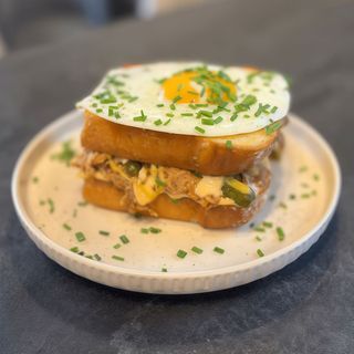 Croque madame z szarpaną wieprzowiną (firmowa) Polecane