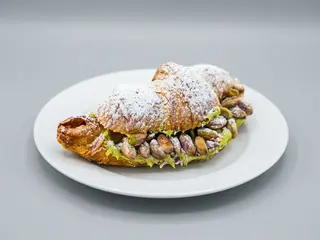 Croissant -pistacja w czekoladzie belgijskiej