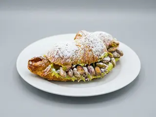 Croissant z mascarpone ze świeżymi owocami