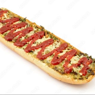 Zapiekanka z rukolą i pomidorkami