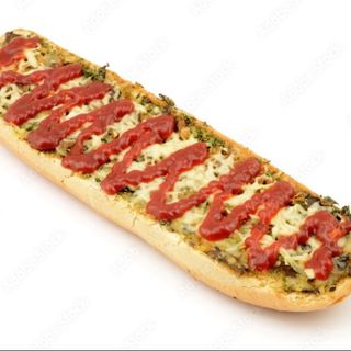 Zapiekanka z peperoni i prażoną cebulką 