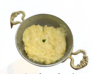 Jajecznica z białym serem