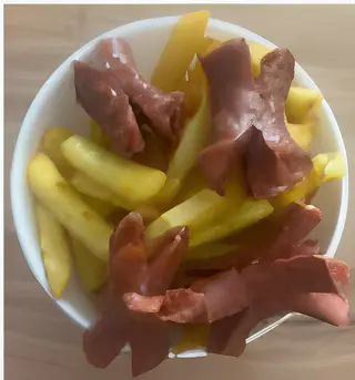 Frytki z kiełbasą