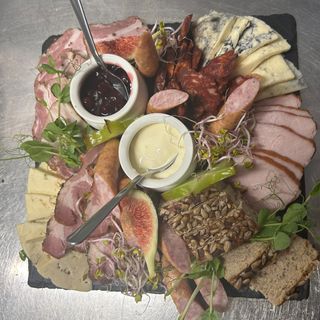 Talerz regionalnych wędlin i serów