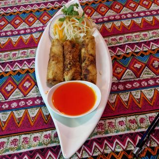 Sajgonki z mięsem i surówką