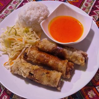 Sajgonki z mięsem, ryżem i surówką