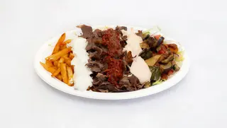 Kebab na talerzu z wołowiną