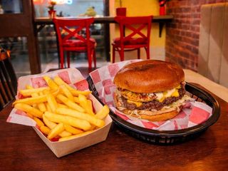 Burger Combo – burger do wyboru + frytki + sos