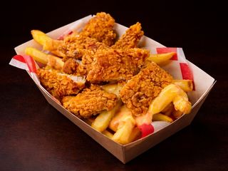 Frytki z chrupiącym kurczakiem.