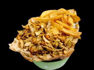 Kebab w bułka frytkami i sałatę