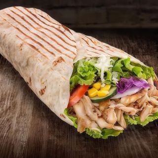Rollo tortilla z kurczakiem lub baraniną średni 