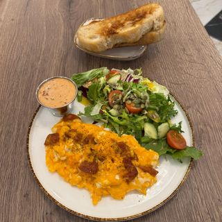 Jajecznica z chorizo i pecorino