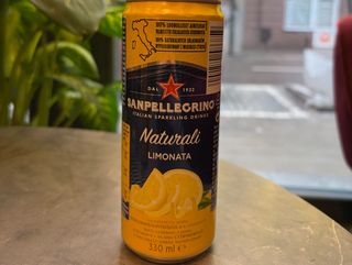 Napój Sanpellegrino o smaku cytrynowym