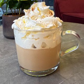 Gorąca czekolada z bitą śmietaną