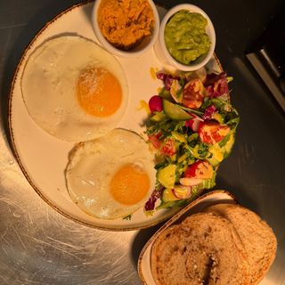 Jajka sadzone z bajglem i dodatkami