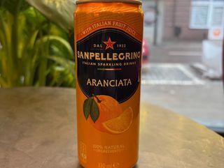 Napój Sanpellegrino o smaku pomarańczowym