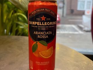 Napój Sanpellegrino o smaku czerwonych pomarańczy