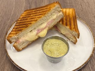 Zestaw combo- tost + kawa + ciasto