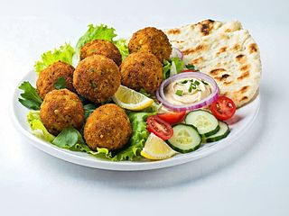 Falafel na talerzu
