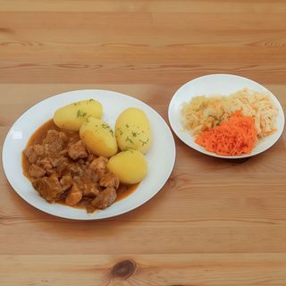 Gulasz wieprzowy z dodatkami do wyboru, z zupą