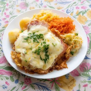 Schabowy z boczkiem i serem z dodatkami do wyboru