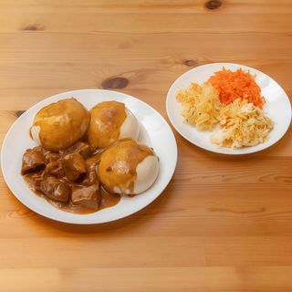 Pampuchy z gulaszem z dodatkami do wyboru