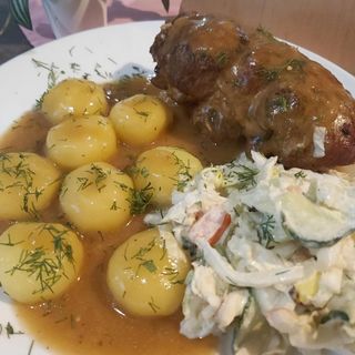 Rolada wieprzowa kluski śląskie surówka