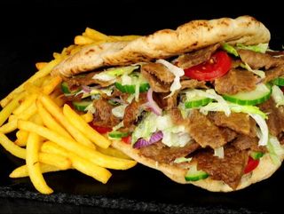 kebab w bułce mięsem frytkami i sałatką