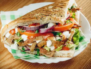 Kebap w bułce z serem feta