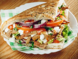 Kebap w bułce z serem feta