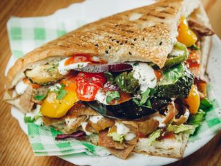 Kebab w bułce z grillowanymi warzywami i sałatka