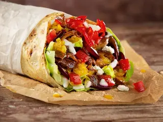 Tortilla z mięsem i warzywami na grilu i sałatka