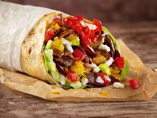 Tortilla z mięsem i warzywami na grilu i sałatka