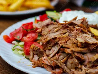 Kebab na talerzu z bułka